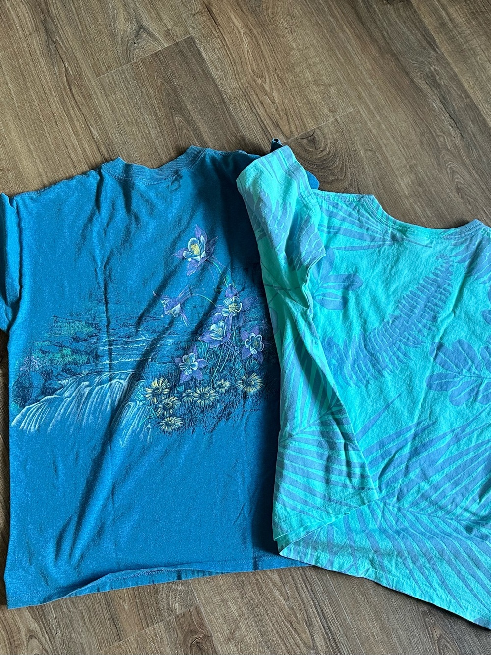 Lot of Two 90’s Vintage Women’s Top Teal Hummingbird & Floral Graphic Tee - Picture 6 of 13